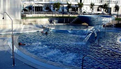 . El Gran Hotel de A Toxa es el mejor exponente del buen resultado de la promoción que se hizo en la isla a raíz de la leyenda del burro y de los escritos de Pardo Bazán. Hoy es la élite del turismo termal en Galicia y lugar de descanso de famosos y personalidades.