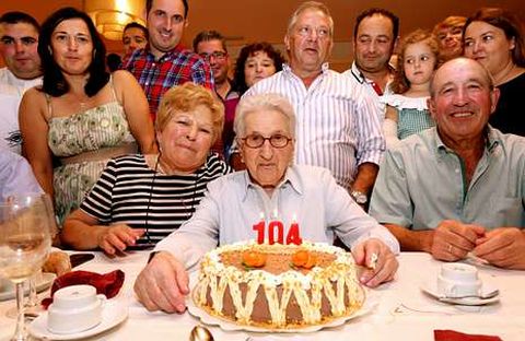 Josefa Dolores Tasende, rodeada de su familia, ayer en Buño.
