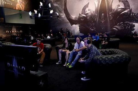 Visitantes prueban el nuevo juego «Diablo III», de Blizzard.