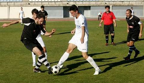 El futbolista del Club Lemos, Álvaro, a la derecha pugna por el balón ante el Ourense CF.
