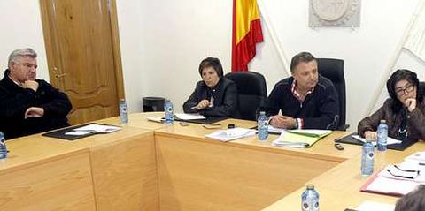 El exalcalde, Fernando Carlos Pensado (izquierda), el alcalde Pablo Taboada (centro) y la secretaria, María Celia González (derecha).