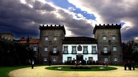 En Vigo destaca el Pazo Museo Quiñones de León, en Castrelos, con impresionantes jardines y una sección de prehistoria y arqueología en su interior