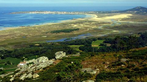 Enmarcada en el parque natural de Corrubedo (Ribeira), la laguna de Carregal está unida al mar por una estrecha bocana. Se cuenta desde tiempo inmemorial la historia de la desaparición bajo la laguna de una antigua ciudad llamada Valverde