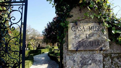 La Casa da Matanza, de Padrn, funciona como Casa-Museo de Rosala de Castro. Es la vivienda en la que falleci la escritora gallega ms universal. Entrada,. dos euros. A muy poca distancia se encuentra la Fundacin Camilo Jos Cela, Marqus de Iria Flavia.