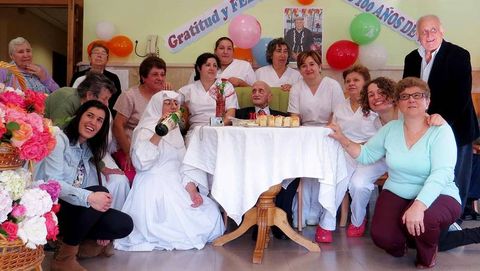 José Fernández Prieto, en el centro de la imagen, durante la fiesta de su centenario