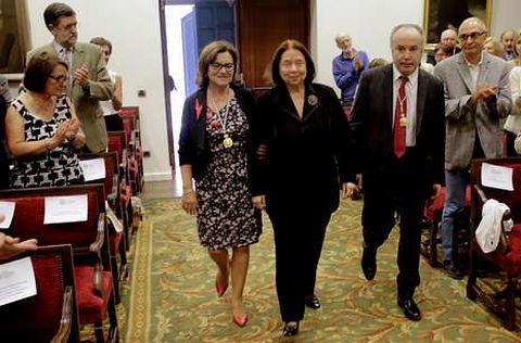 Nélida Piñón entra na Academia flanqueada por Fina Casalderrey e Pegerto Saavedra.