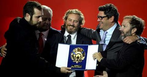 Carlos Vermut (izquierda) celebra con su equipo la Concha de Oro; a la derecha, el productor Pedro Hernández.