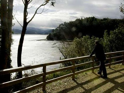 La ruta de As Aceas, que bordea parte de la ría de Ribadeo.