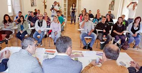 Los jóvenes alemanes, a la derecha, y los gallegos, a la izquierda, ayer en en el acto de Paideia.