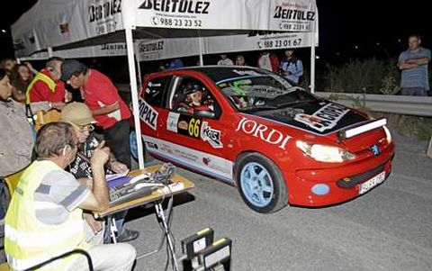 La accidentada actividad nocturna lanzó la nueva edición del rali ourensano.