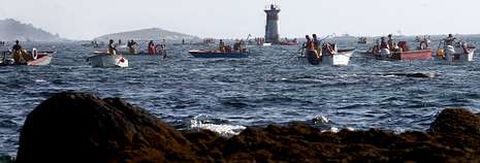 Imagen de embarcaciones participando en la campaña de libre marisqueo en Cabío