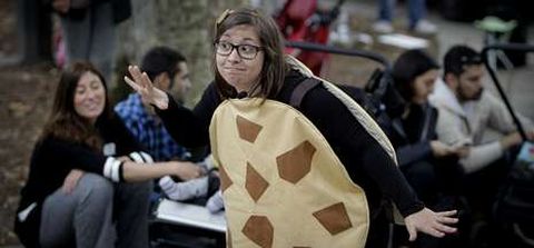 La chocolatada pop conjugó ayer en la plaza de Azcárraga actuaciones con degustaciones.