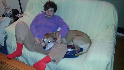 Teresa Romero, junto al perro de la pareja, en una imagen colgada por su marido en el Facebook de la Asociación Protectora Villa Pepa.