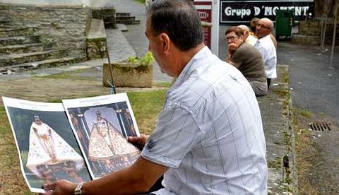Un vecino de Conforto, en A Pontenova, observa dos fotografías de la Virgen.