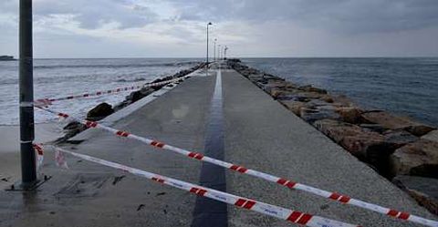 Coincidiendo con la pleamar, las olas pasaban por encima el espigón focense.