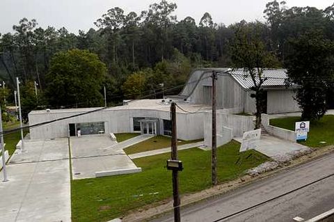 El centro se integra en el paisaje con un exterior ondulante