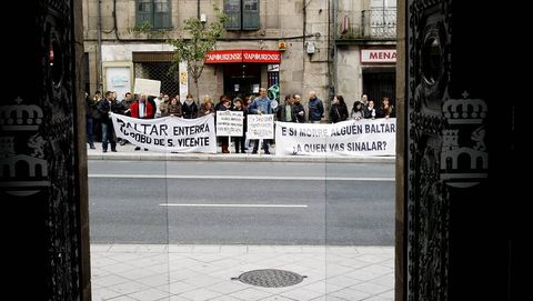Vecinos de San Vicente y trabajadores de las canteras protestaron ayer en Ourense