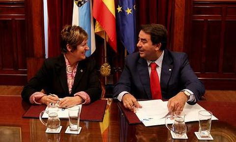 El alcalde, Carlos Negreira, y la conselleira, ayer durante la firma del protocolo. 