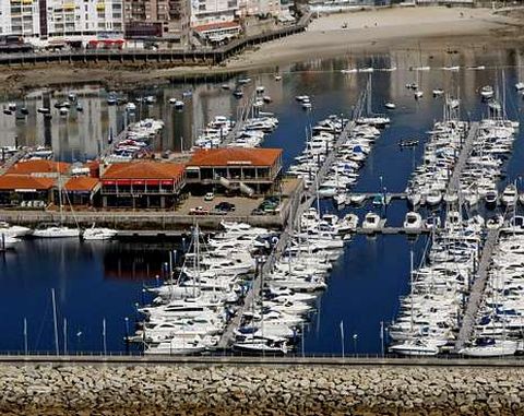 El puerto deportivo Juan Carlos I cuenta con bandera azul y con el distintivo Q de Calidad.