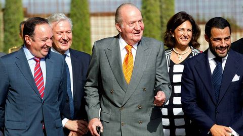 El rey Juan Carlos durante el acto de inauguración del castillo de Ygay, sede del primer proyecto de vinos de La Rioja, de Bodegas Marqués de Murrieta en Logroño, en el que estuvo acompañado por el presidente del Gobierno de La Rioja, Pedro Sanz (i), el presidente de Bodegas Marqués de Murrieta, Vicente Cebrián-Sagarriga (d)