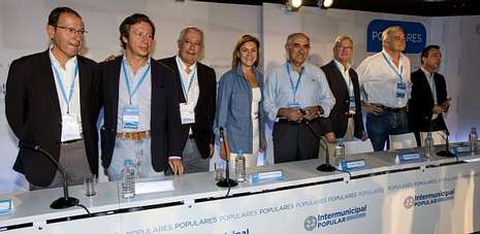Dolores de Cospedal, junto a Arenas, Floriano y otros dirigentes del PP en la Intermunicipal que el partido celebra en Murcia.