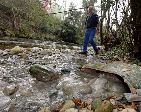 Por una tubería rota manan aguas sucias desde hace semanas en Ponte Goiáns.