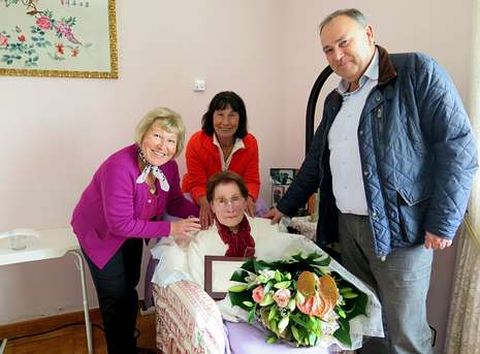 El alcalde, José Manuel Varela, con Blandina y sus hijas Ana y Pilar.