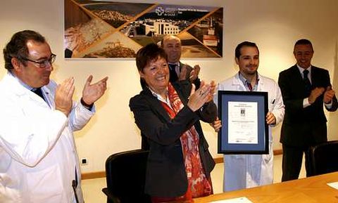 Mosquera entregó el certificado de calidad al jefe de enfermería de Cee, David Vilaseco.