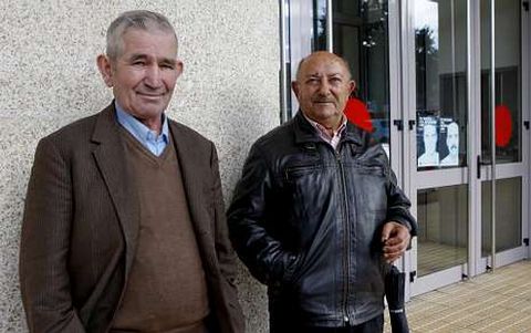 En la imagen, Evaristo Pérez Pazos y José Pose Iglesias, de Laxe; al primero le sustrajeron 50.000 euros y al segundo, 14.000. Ambos reconocieron ayer que el banco les había reintegrado el dinero.