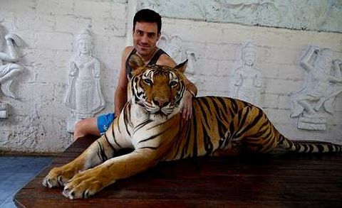 Andrés Túñez asegura que se ha adaptado al 100 % a la vida tailandesa, en la foto de visita en el templo budista de los tigres.