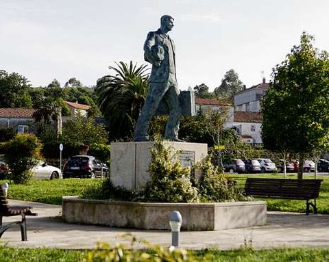<span lang= es-es >Monumento al emigrante</span>. El jardín y el entorno de la Casa da Cultura, con esta pieza de bronce son un oasis de espacio en medio de otras calles mucho más abigarradas y con bastante menos gusto.