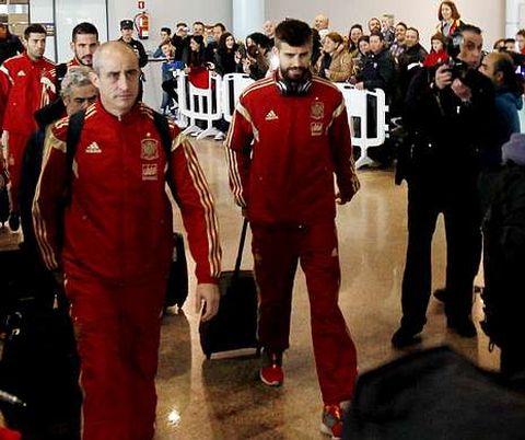 Piqué, Del Bosque y Casillas, que fue uno de los pocos que se paró con el público, despertaron expectación en la terminal viguesa.