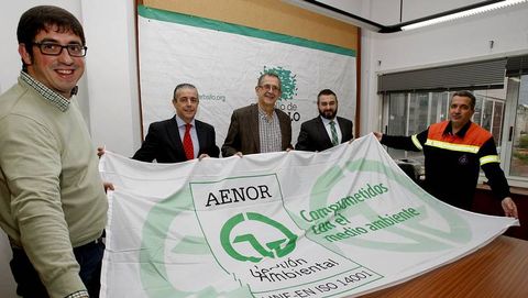 La entrega de las banderas fue ayer en el Concello.