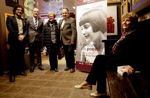 Luz Pozo (dereita), onte, durante a presentación da súa biografía en Portas Artabras.