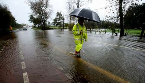 La carretera de Carballo a Razo tuvo que ser cortada por la cantidad de agua.