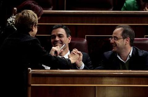 Pedro Sánchez y César Luena, en un descanso del debate celebrado en el Congreso.