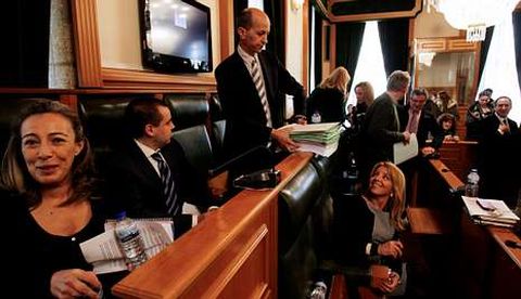 Ramón Quiroga, cargado con las cuentas del Concello para el 2015, que le tocó defender ayer.