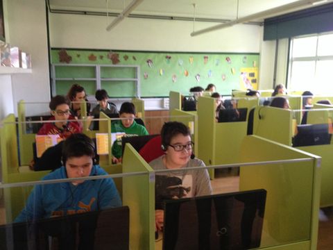 Los alumnos cuentan con equipos informáticos individuales.