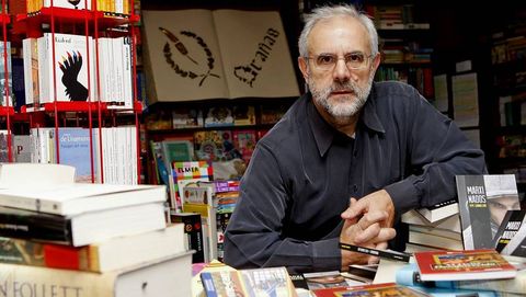 Pepe Carballude, na librería Brañas.