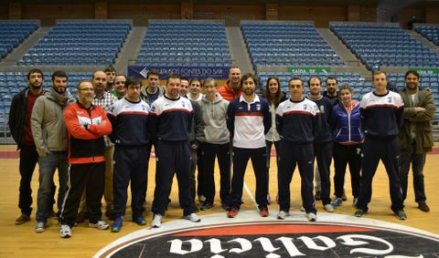 <span lang= es-es >Alumnos del IES Fermín Bouza de Vilagarcía, en Sar</span>. Cursan el ciclo formativo de técnico deportivo en baloncesto y ayer presenciaron como trabaja el cuerpo técnico del conjunto compostelano.