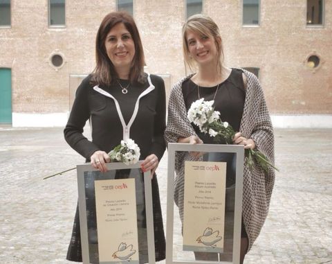 Solar, á esquerda, recibiu o premio canda Maite Muturberria.