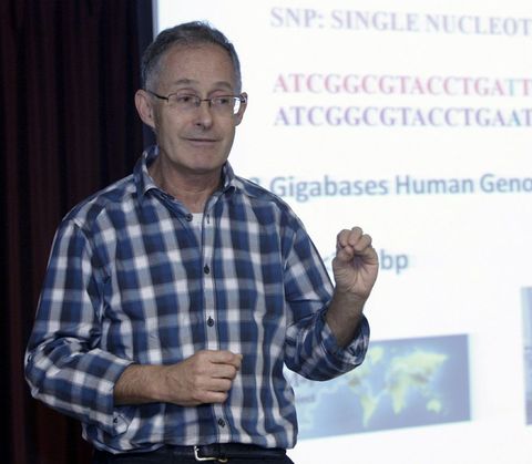 Ángel Carracedo, en una charla en un instituto.