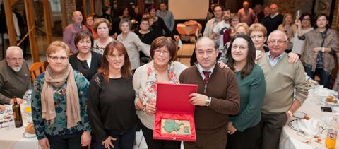 Carmen García recibió varios regalos de sus colegas y una placa que le entregó el alcalde.