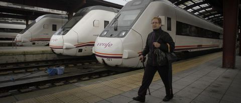 Renfe estableció unos servicios mínimos; en la foto, la estación de tren de A Coruña.