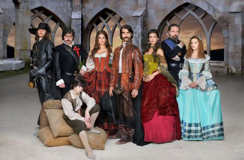 Los personajes inspirados en la novela de Pérez-Reverte recrearán sus aventuras durante trece capítulos.