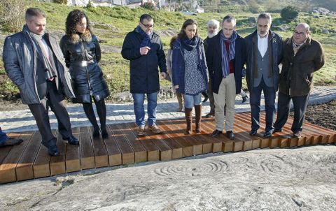El conselleiro Jesús Vázquez, tercero por la derecha, observa la Pedra do Labirinto, en Mogor.