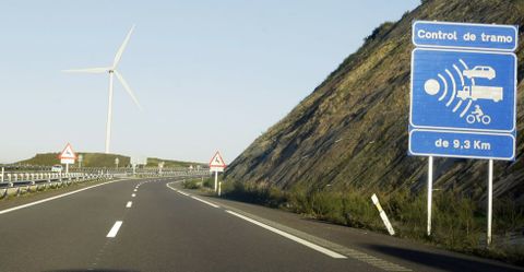 . En esa misma zona, que en los últimos meses sufrió numerosos cortes de tráfico debido a la niebla, desde hace semanas funciona un radar de tramo, que vigila la velocidad de la circulación que avanza en sentido Asturias durante algo más de nueve kilómetros.