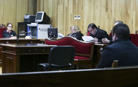 El acusado en el banquillo y su abogado en el juicio celebrado ayer en la Audiencia.