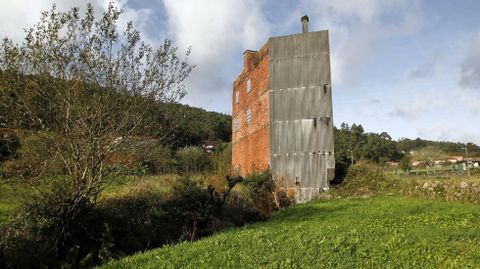 Edificio de tres plantas sin terminar en una parroquia del ayuntamiento de Valga.