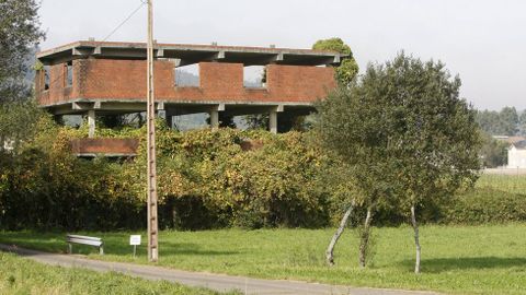 Estructura de un edificio sin terminar en Vimianzo.